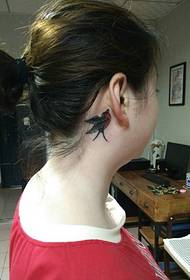 asmenybės mergina už paukščio tatuiruotės modelio