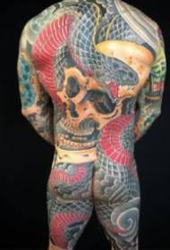 Darbojas tradicionālais stils ar pilnu muguras pilnu tetovējumu