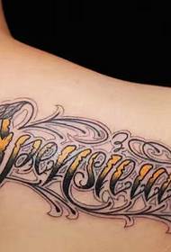 sladka ramena pod elegantnim cvetnim angleškim vzorcem tatoo