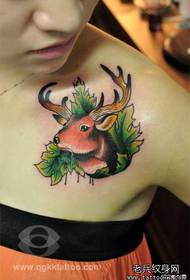 krásne tvarovaný jeleňový tetovací vzor na ramene dievčaťa