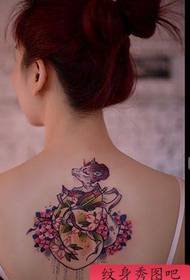 imagen de muestra de tatuaje recomendada Un patrón de tatuaje de hombro sexy de color