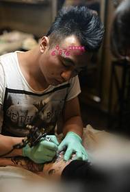 Escena de tatuaxes dominares en flor de cobra