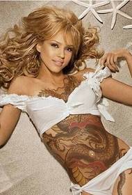 seksowna kobieta w klatce piersiowej zdjęcia smoka tatuaż