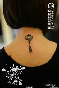dekleta vratu majhen in eleganten ključni vzorec tatoo