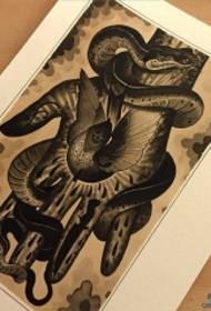 Rukopis tetování rukou evropské školy černý had
