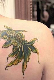 Spectacol pentru tatuaje Barul de imagine a recomandat modelul de tatuaj pe peștișor de aur al unei femei la umăr