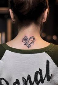 djevojka na leđima vrata modni totem tetovaža slika 114263 - djevojka na vratu na delikatnom uzorku tetovaže slova za uživanje u slici