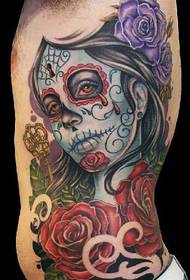 portret de frumusețe talie laterală și poză tatuaj trandafir