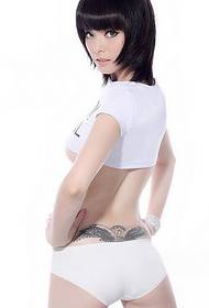 убава убавица секси тетоважа на половината од задниот дел на сликата