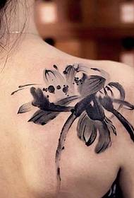 A Ink Lotus Tattoo szexi vállára esik