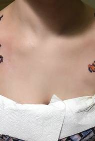identisches Reh und englisches Tattoo auf beiden Seiten