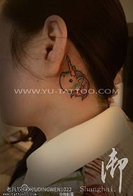ženka iza malog svježeg uzorka tetovaže jednorog