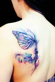 女の子の背中に美しい青い蝶のタトゥー