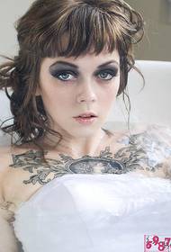bathtub beauty sexy klasikong larawan ng larawan ng tattoo sa dibdib