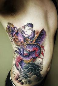 patrón de tatuaxe de dragón de cores ao lado da cintura do home
