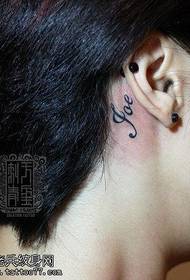 majhna sveža ušesna tetovaža angleške abecede deluje