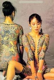 Exposición de tatuaxe feminina completa en estilo xaponés