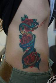 女孩子侧腰蛇玫瑰花纹身图案