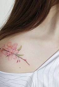 vajzën e bardhë të shpatullave me tatuazh të kumbullës së tatuazhit