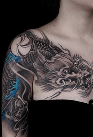 ομορφιά πάνω από μοτίβο τατουάζ δράκος ώμων