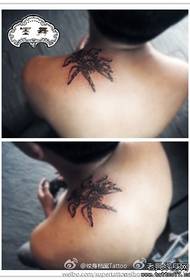 disegno del tatuaggio ragno nero e grigio con delicata tendenza sulla spalla