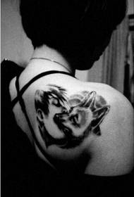 girls back shoulder creative black and white Be careful with the wolf tattoo figure