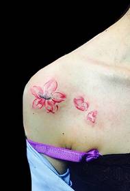 picculi tatuaggi di tatuaggi di lotus frescu sottu a spalla