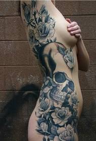 slika ženskog bočnog struka i cvijeta tetovaža