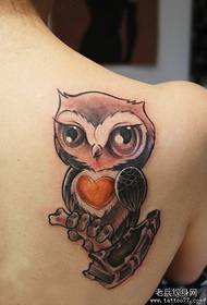 女生肩背一款可爱的卡通猫头鹰纹身图案