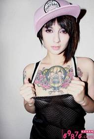Európai lány mellkasi rózsa koponya személyre szabott tetoválás kép