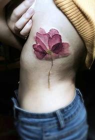 krásne pod mliekom v plnom kvete Držanie krásneho tetovania lotosového kvetu