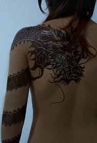 над рамото зъл дракон Снимките на татуировките са уверени и уверени