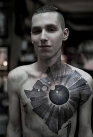 tatuaż zaćmienie męskiej klatki piersiowej