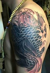 imagen de tatuaje de calamar en blanco y negro alrededor del hombro