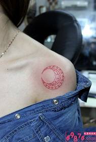 Una bella imatge de tatuatges amb tòtem a la lluna