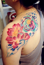 bonaspekta kolora lotuso tatuaje ŝablono sur la ŝultro