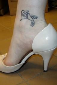 modello di tatuaggio alla caviglia con linea nera a forma di cuore e piccione