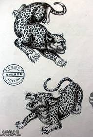 ο αριθμός τατουάζ συνιστά ένα χειρογράφημα τατουάζ λεοπάρδαλη