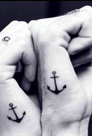 unauffällige Paare haben unauffällige kleine Tattoos