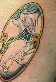 Закривљена тетоважа с два ногу на кожи