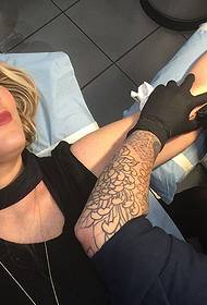 Europa eta Amerika izar ezkontza hamargarren urteurrena tatuaje