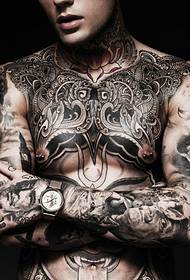 przystojna męska gwiazda ma fajny tatuaż totemowy 115675 - seksowna piękność z postacią diabła pokrytą tatuażem totemicznym
