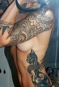 ζεστό σέξι ομορφιά που καλύπτεται με τατουάζ τατουάζ