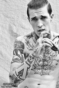 modello tatuaggio braccio uomo