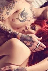 cuplu care exprimă modele de tatuaje iubitoare