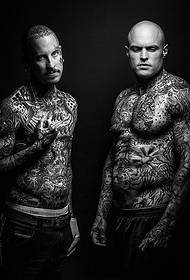 eng Grupp vu coolen Männer Totem Tattooen