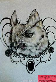 ການສະແດງ tattoo ແບ່ງປັນ ໜຶ່ງ ຮູບແບບສັກສີ Owl ທີ່ສະແດງເຖິງປັນຍາ