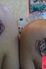 Par tetovaža krila s kockicama