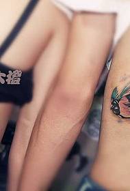 Padrão de tatuagem de andorinha entre casais