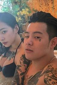 пар во стилот на слики со тетоважи во када